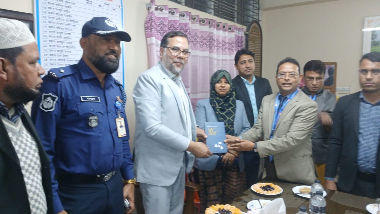 আইসিটি সচিবের হাতে সাংবাদিক জাহাঙ্গীর আলম হৃদয়ের বই প্রদান
