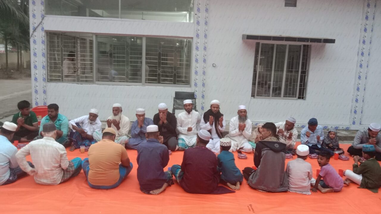 শাহরাস্তি পৌরসভার ৪নং ওয়ার্ডের নাওড়া জামে মসজিদে দোয়া ও ইফতার মাহফিল অনুষ্ঠিত