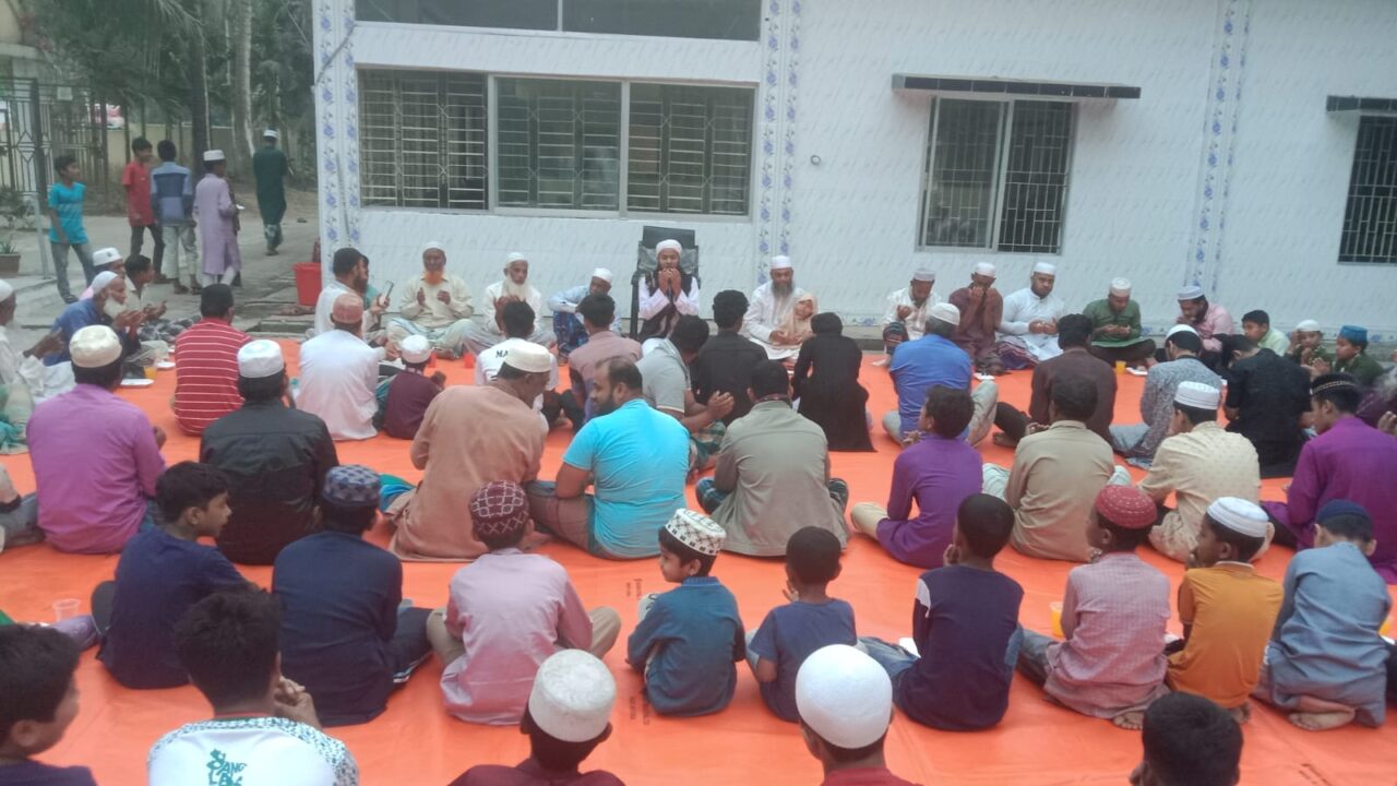 শাহরাস্তি পৌরসভার ৪নং ওয়ার্ডের নাওড়া জামে মসজিদে দ্বিতীয় শুক্রবার দোয়া ও ইফতার মাহফিল অনুষ্ঠিত