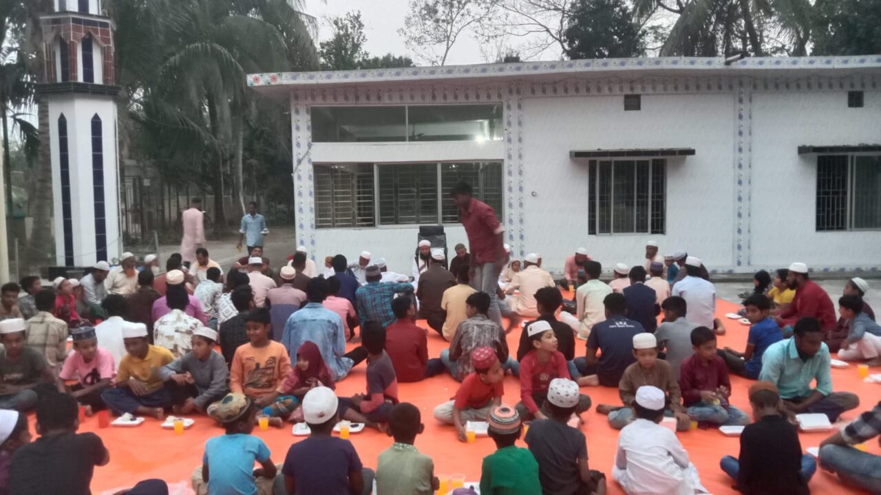 শাহরাস্তি পৌরসভার ৪নং ওয়ার্ডের নাওড়া জামে মসজিদে রমজানের ৩য় শুক্রবারে দোয়া ও ইফতার মাহফিল অনুষ্ঠিত