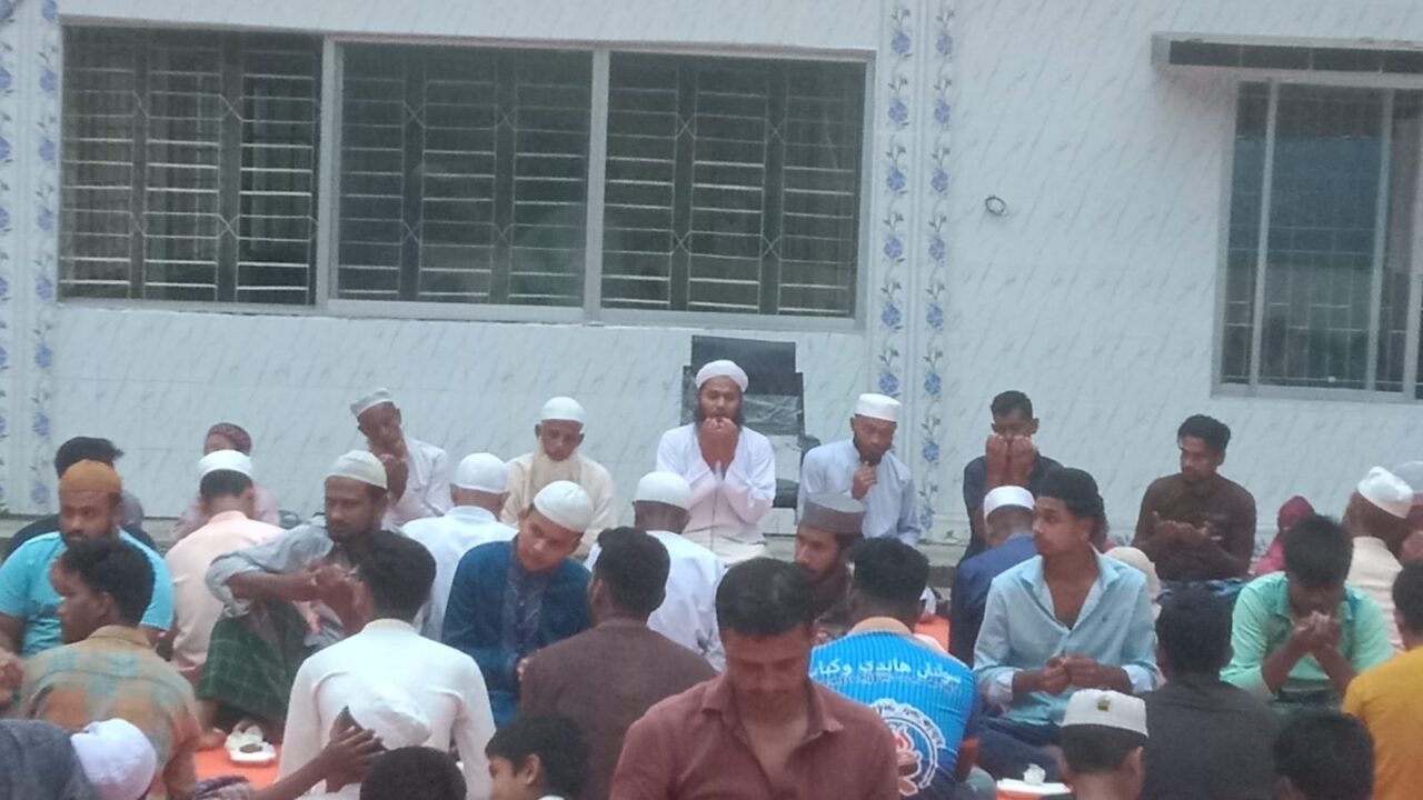 শাহরাস্তি পৌরসভার ৪নং ওয়ার্ডের নাওড়া জামে মসজিদে রমজানের ৪র্থ শুক্রবার দোয়া ও ইফতার মাহফিল অনুষ্ঠিত