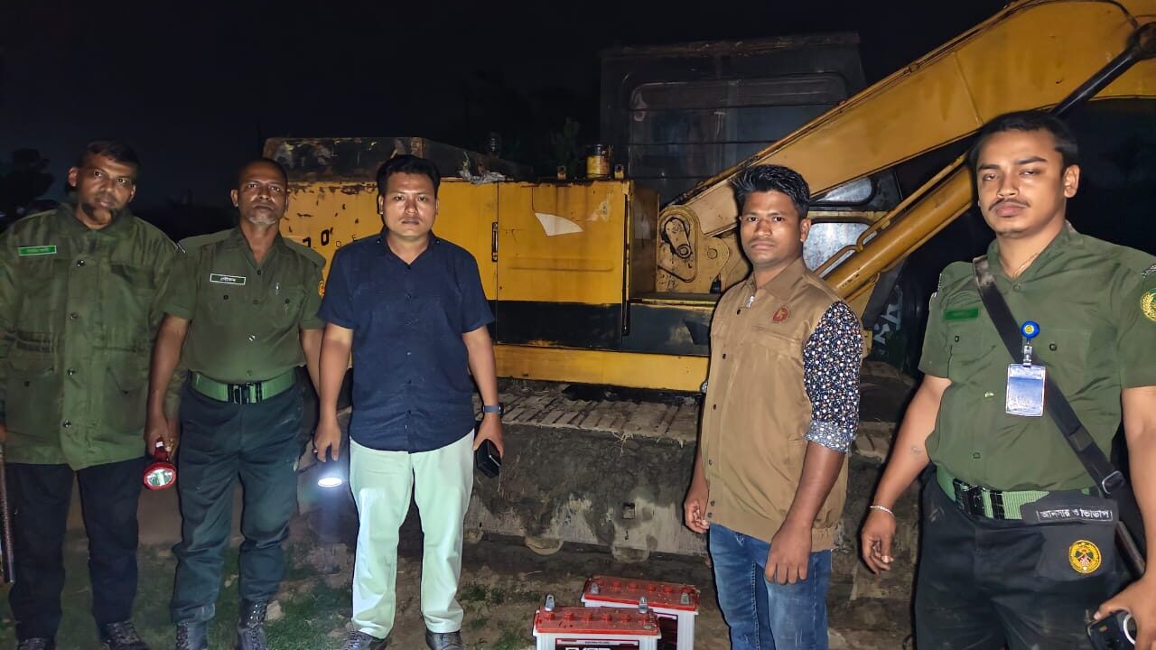 আবারো শাহরাস্তিতে টপ সহেল কাটার বিরুদ্ধে ভ্রাম্যমান আদালতের অভিযান