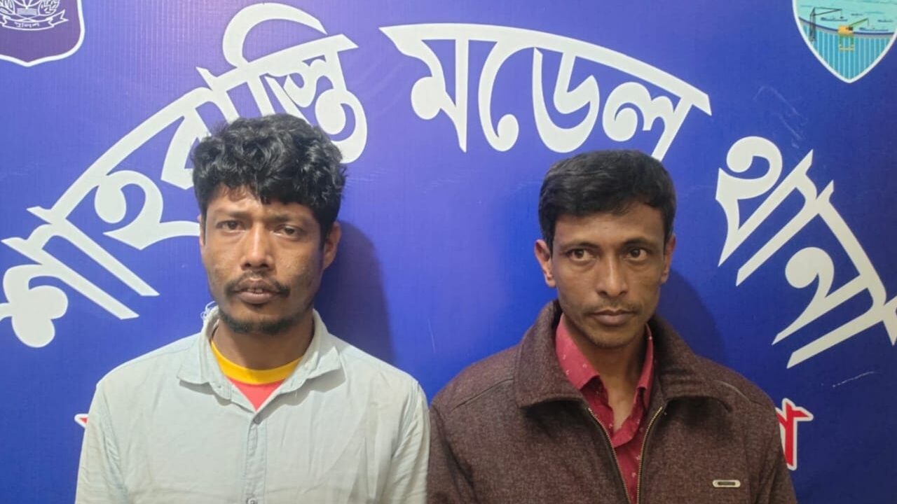 শাহরাস্তি মডেল থানা পুলিশ ২০ পিচ ইয়াবা সহ ২ মাদক ব্যবসায়ীকে গ্রেফতার,আদালতে সোপর্দের প্রক্রিয়াধীন