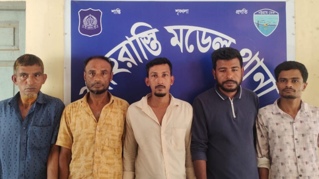 শাহরাস্তিতে জুয়ার সামগ্রী সহ ৫ জন জুয়াড়ীকে  আটক করেছে পুলিশ।