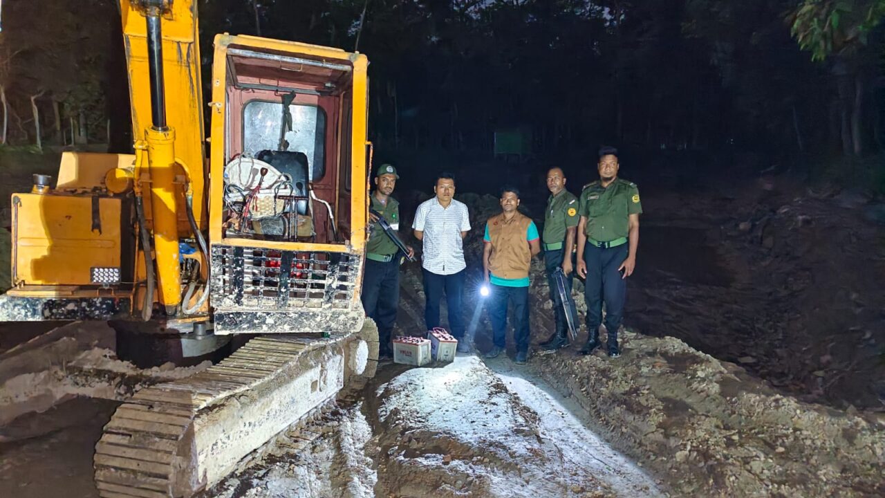 শাহরাস্তিতে ফসলি জমির টপসয়েল কাটার অপরাধে বেকুর ব্যাটারি জব্দ ।