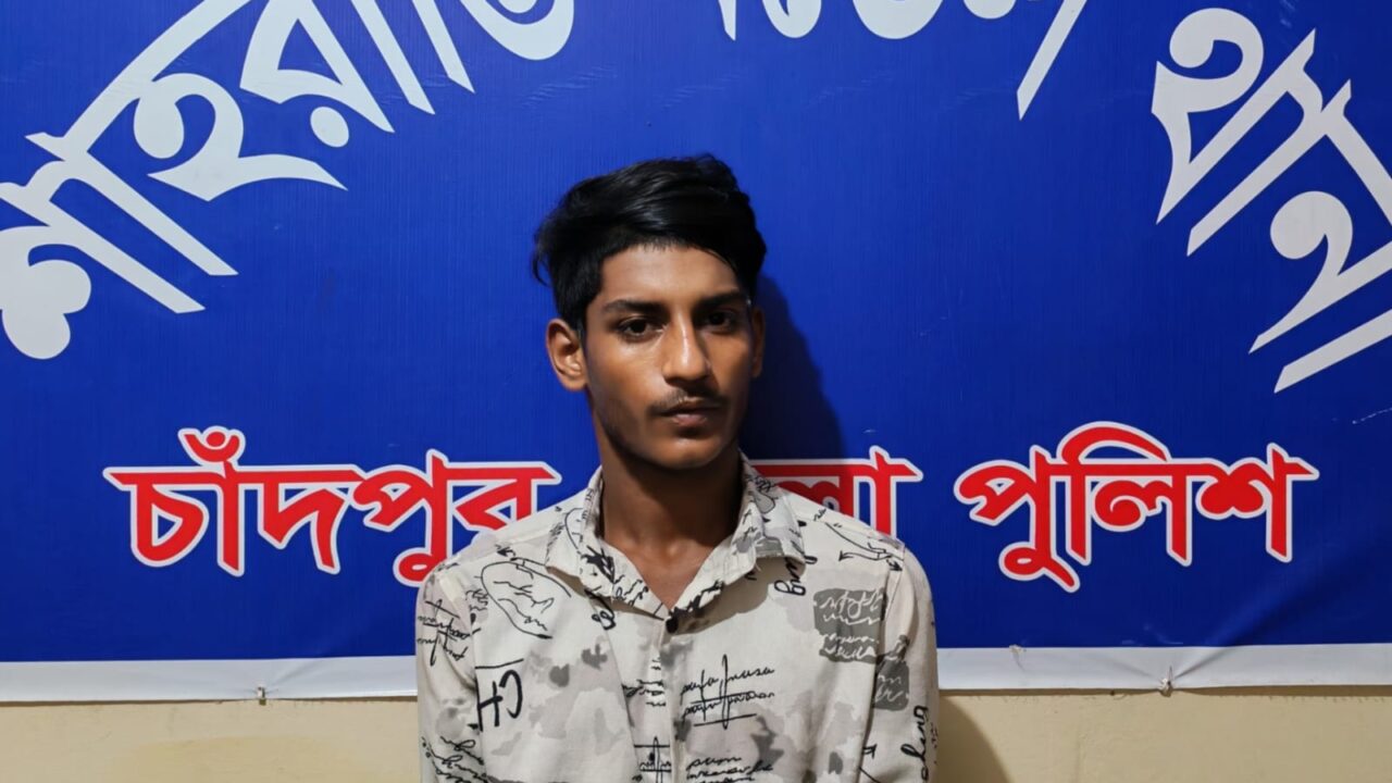 শাহরাস্তি মডেল থানার পুলিশ ১০ পিচ ইয়াবা সহ ১ মাদক ব্যবসায়ীকে গ্রেফতার