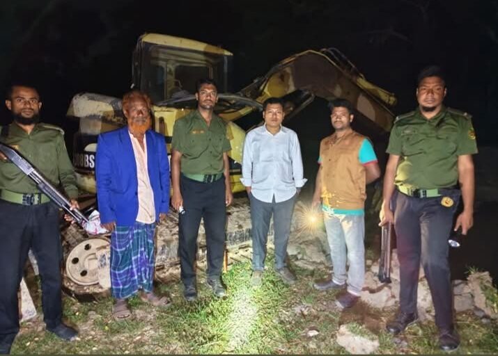 মাটি কাটার অপরাধে শাহরাস্তিতে অপরাধীর ৫০ হাজার টাকা জরিমানা।