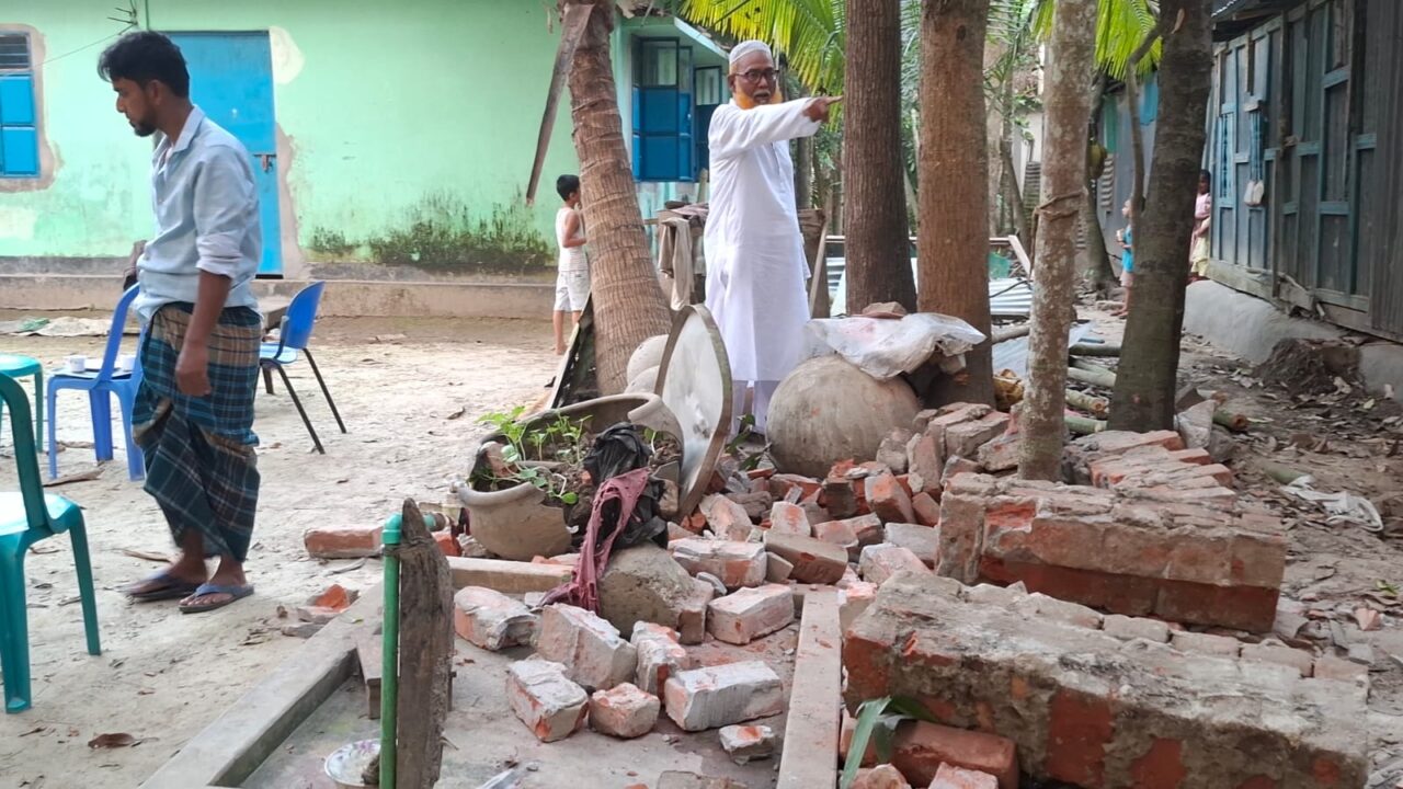 শাহরাস্তিতে বীর মুক্তিযোদ্ধার বাড়িতে তাণ্ডব,থানায় অভিযোগ! ​