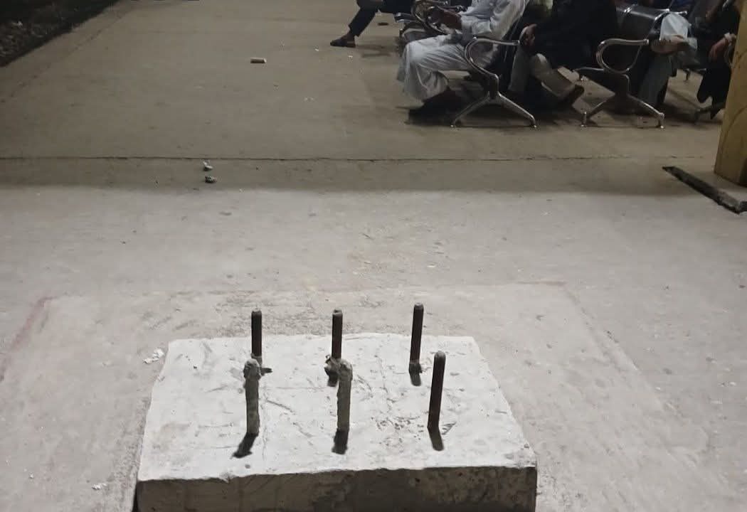 মৃত্যুর ফাঁদ মেহের রেলস্টেশন! প্ল্যাটফর্মে বিপজ্জনক রড নিয়ে রেল কর্তৃপক্ষের নীরবতা আর কতদিন?