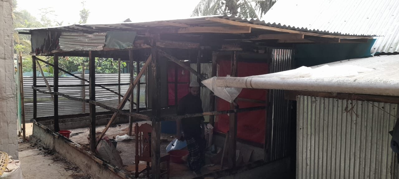 শাহরাস্তির কুরকামতায় গভীর রাতে সততা এগ্রো ফার্ম এন্ড হ্যাচারীতে  আগুন, থানায় অভিযোগ।