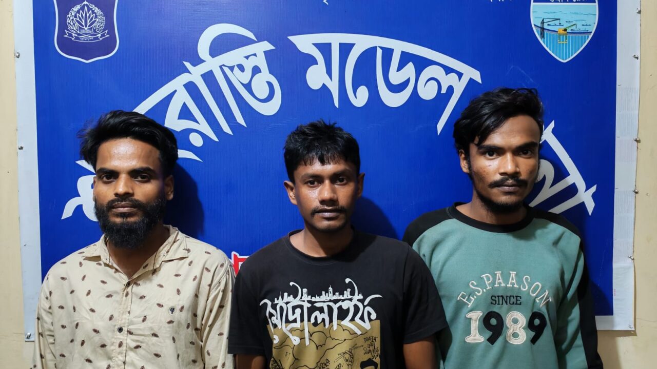 ​শাহরাস্তিতে ১৭ পিস ইয়াবাসহ ৩ মাদক ব্যবসায়ী গ্রেফতার