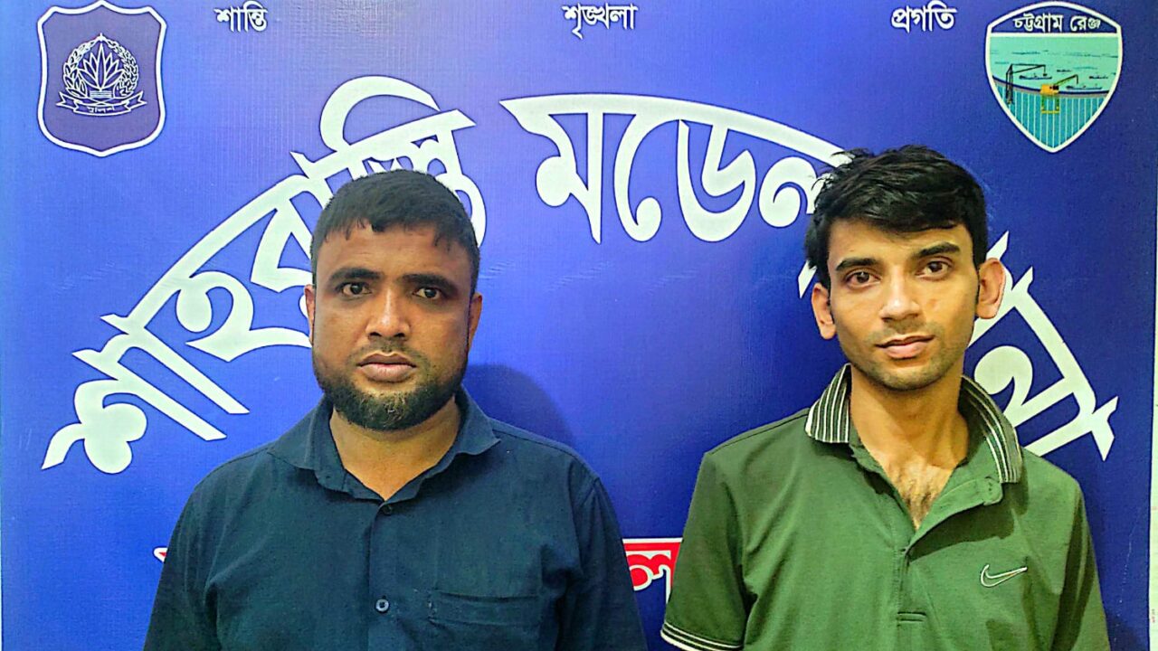 শাহরাস্তিতে ২৩টি মাদক মামলার আসামি মাদক সম্রাট  খোরশেদ আলমসহ দুইজন গ্রেফতার।