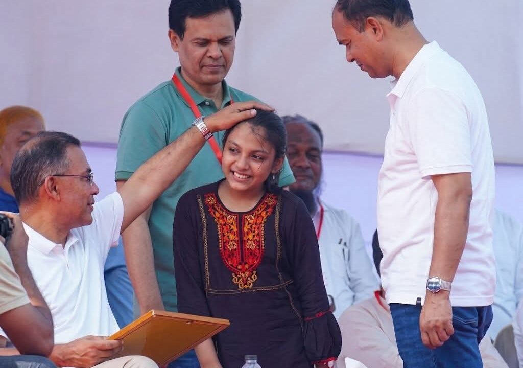 তারেক রহমানকে খালেদা জিয়ার ছবি উপহার দিল ১০ বছরের শিশু সুবহা!