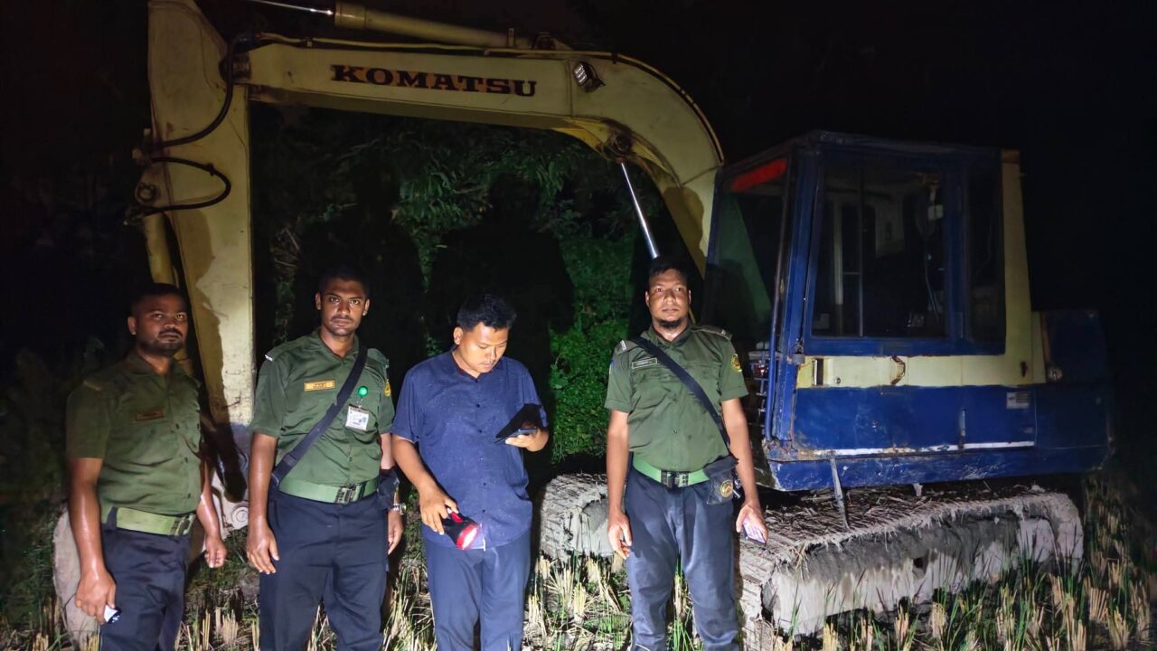 শাহরাস্তিতে অবৈধভাবে মাটি কাটার অপরাধে দুইটি বেকুর চারটি ব্যাটারি জব্দ