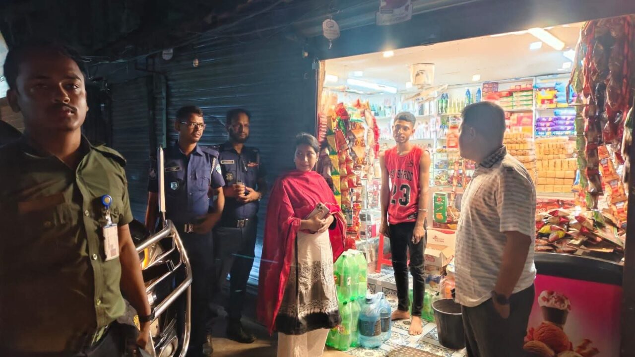 শাহরাস্তিতে সন্ধ্যা ৭টার মধ্যে দোকানপাট বন্ধের নির্দেশনা, অভিযানে উপজেলা প্রশাসন
