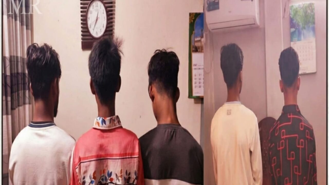 উদ্দেশ্যহীনভাবে ঘোরাফেরার অপরাধে শাহরাস্তিতে৫ কিশোরকে আটক করেছে পুলিশ