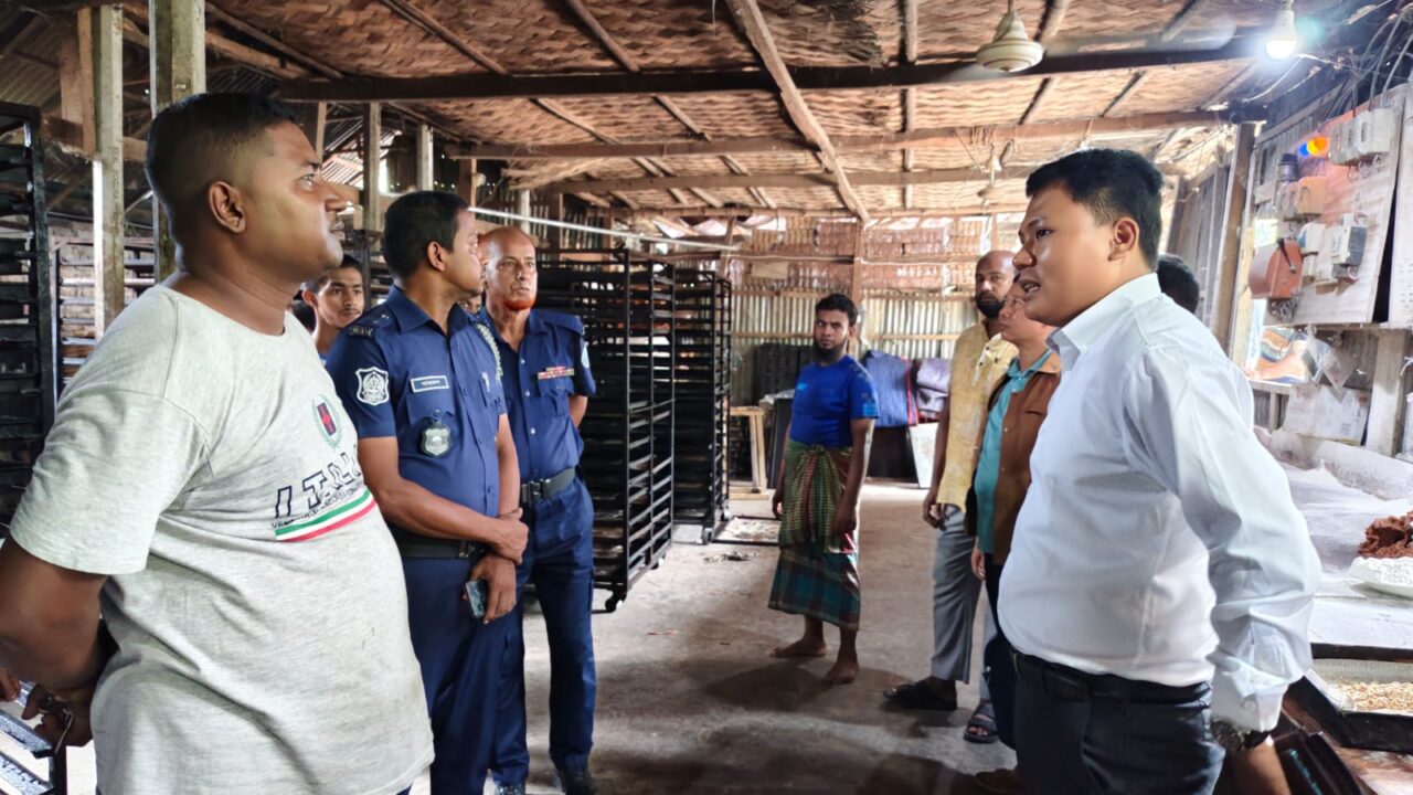 অসুস্থকর পরিবেশে খাদ্যপণ্য তৈরীর অপরাধে, শাহরাস্তির তামিম বেকারীকে অর্থদণ্ড প্রধান