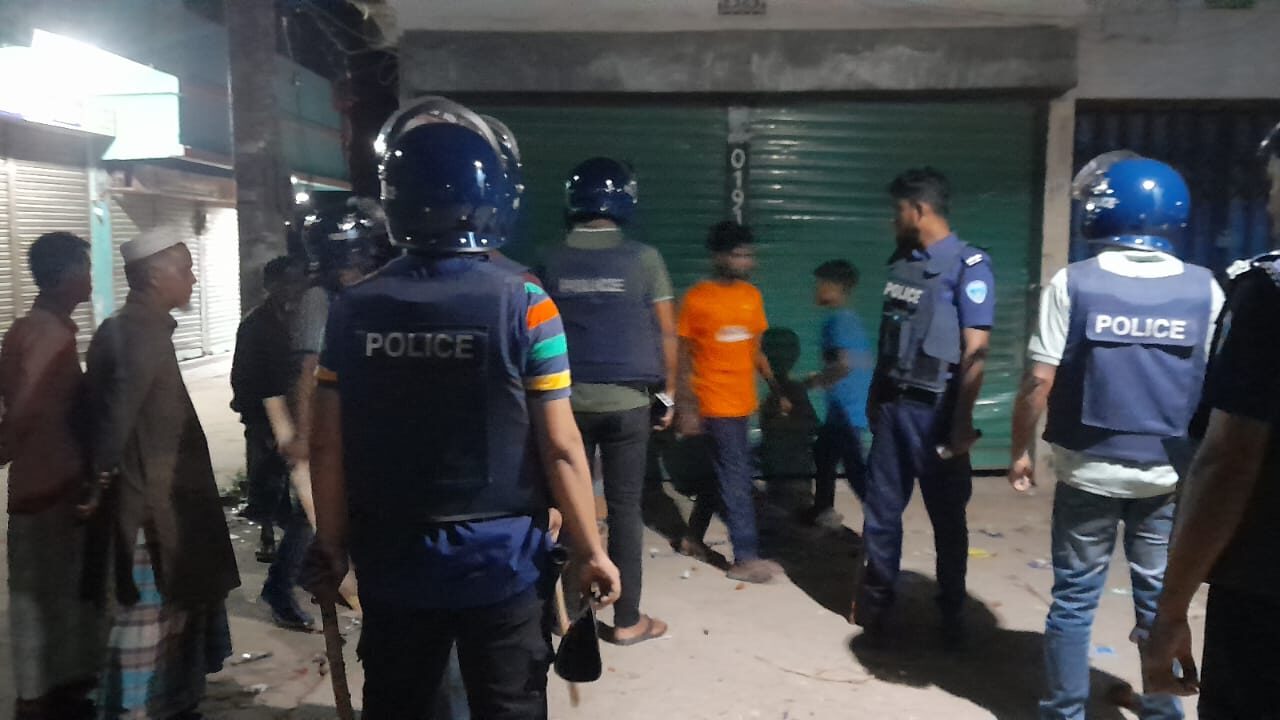 শাহরাস্তির খিলাবাজারে  বাজারে তুচ্ছ ঘটনাকে কেন্দ্র করে, দুই দলের সংঘর্ষ,আহত ৮।