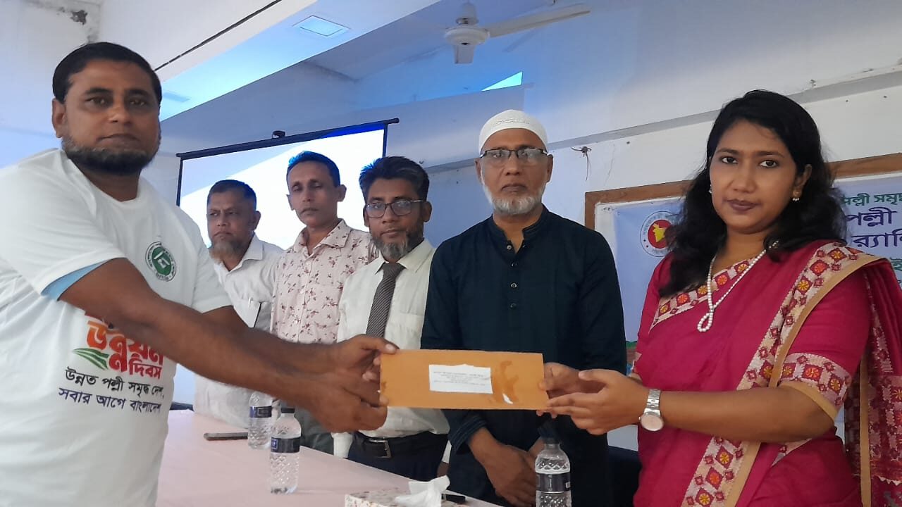 জাতীয় পল্লী উন্নয়ন দিবস  উপলক্ষে শাহরাস্তিতে বর্ণাঢ্য র‍্যালি ও আর জনসভা