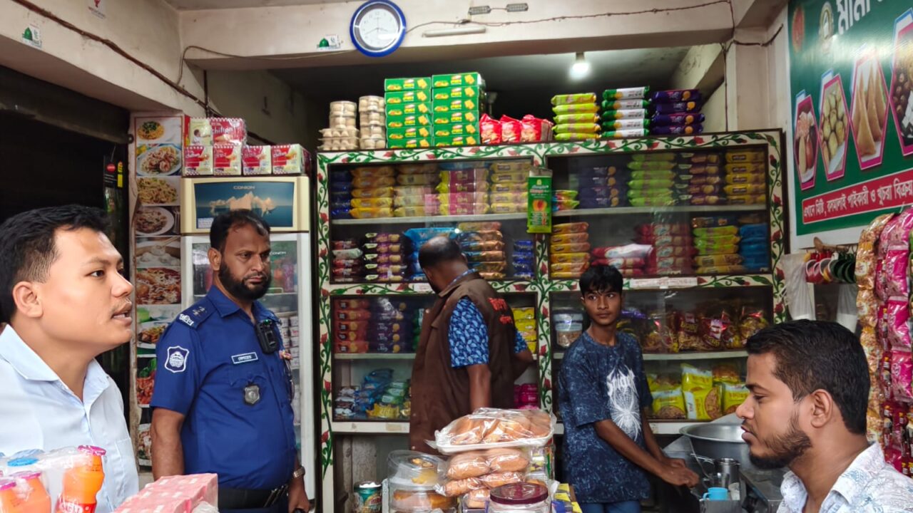 লেবেল বিহীন পণ্য বিক্রি করার অপরাধে দেবকরা মামা ভাগিনা মিষ্টি দোকানে ৫ হাজার  টাকা জরিমান।