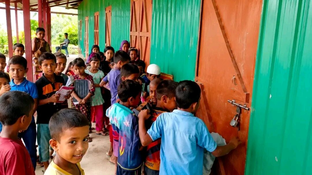 কুড়িগ্রামে ব্রহ্মপুত্রপাড়ে চার শিক্ষকের একজনও আসেননি বিদ্যালয়ে, দিনভর তালাবদ্ধ শ্রেণিকক্ষ, জাতীয় পতাকাও ওঠেনি, তালা ভাঙার চেষ্টা করে শিক্ষার্থীদের বিক্ষোভ
