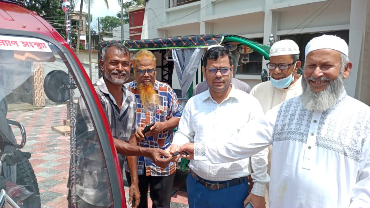 মুক্তিযোদ্ধা সন্তানদের ইজিবাইক উপহার দিল বাগমারা স্বনির্ভর মুক্তিযোদ্ধা কল্যাণ সংস্থা