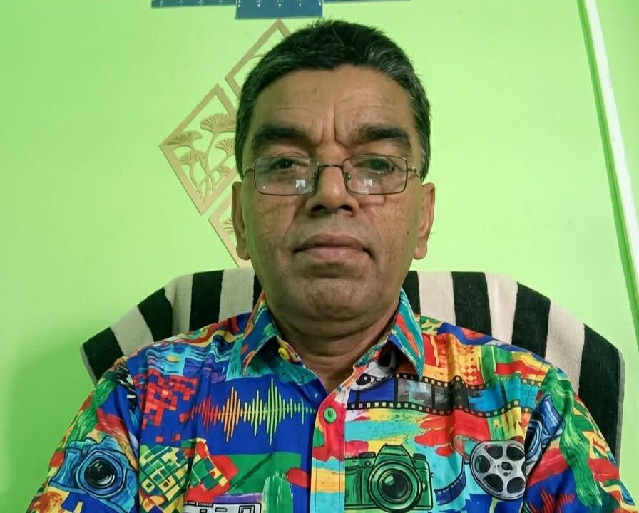 শিক্ষকের চেয়ার বসে রাজনৈতিক দলের নেতৃত্ব  কাম্য নয়; একজন আদর্শ শিক্ষক পারেন আদর্শ স্কুল গড়তে