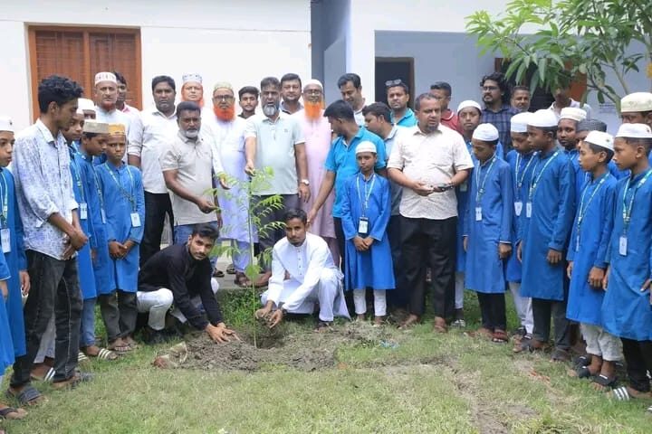 গাবতলীতে পৌর ছাত্রদেলর সম্পাদক তাসকিনের উদ্যোগে বৃক্ষরোপণ ও চারা বিতরণ