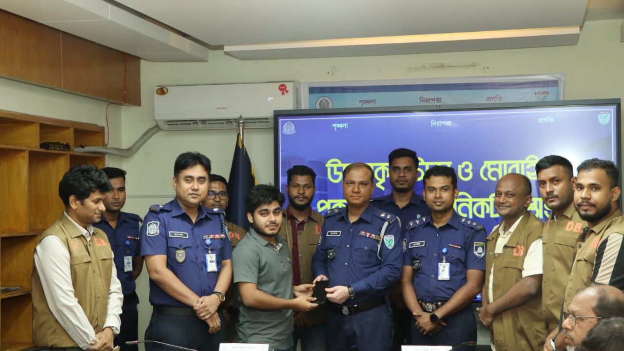 হবিগঞ্জ সাইবার ক্রাইম মনিটরিং সেল (ডিবি) পুলিশের মাধ্যমে  ০৪ জন ব্যক্তির ৮,৬১,০০০টাকা এবং ৩১ জন ব্যক্তির ৩১টি মোবাইল উদ্ধার