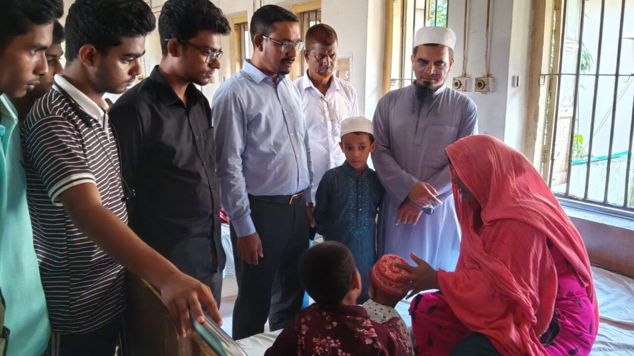 ফেসবুকে ছড়িয়ে পড়া অসহায় নারী ও দুই শিশুকে খুঁজে পেল জাতীয় ছাত্র শক্তি