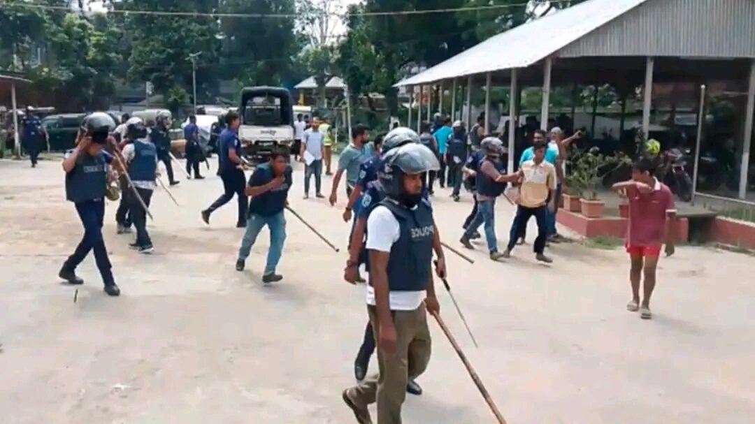 দিনাজপুরে শ্রমিকনেতা গ্রেপ্তারকে কেন্দ্র করে ত্রিমুখী সংঘর্ষ।