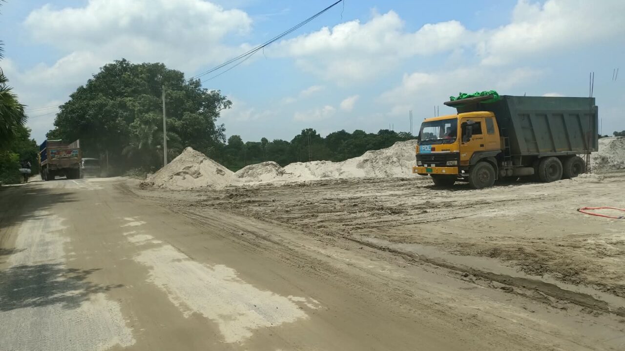 গোমস্তাপুরে সড়কের পাশে অটো রাইস মিল নির্মাণ, সড়কে বালু-নির্মাণসামগ্রী—দুর্ঘটনার শঙ্কা