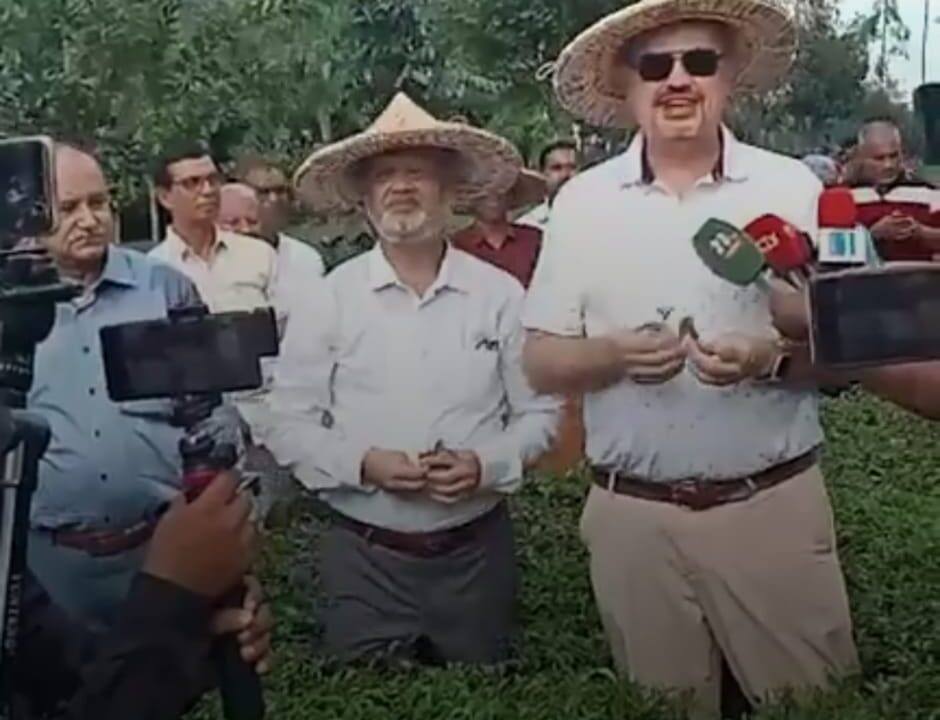 বালিয়াডাঙ্গীতে চা বাগান পরিদর্শনে মার্কিন রাষ্ট্রদূত ব্রেন্ট টি. ক্রিস্টেনসেন