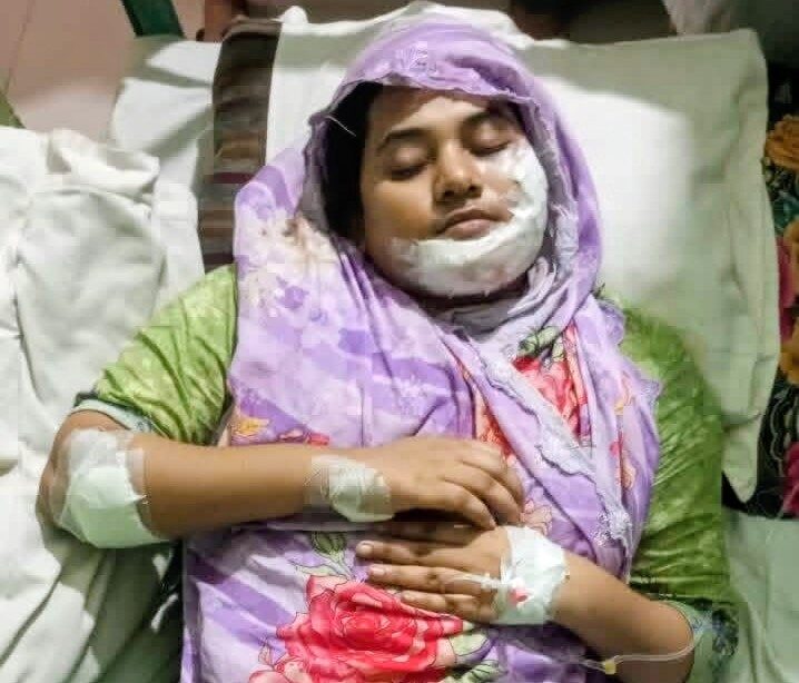 রাজাপুরে গভীর রাতে বসত গৃহে দু্র্দর্ষ চুরি! কুপিয়ে জখম করেছে এক নারীকে!