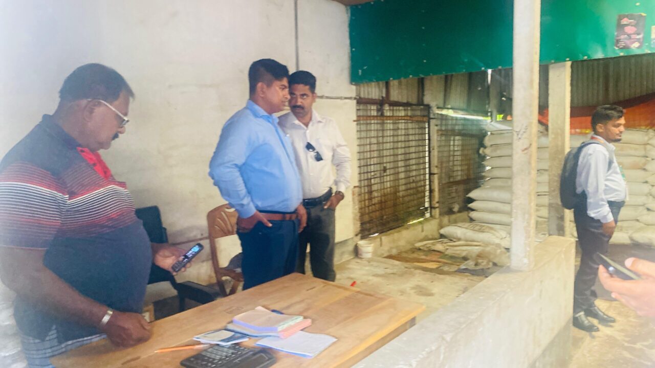 কালীগঞ্জে স্টকে অতিরিক্ত সার মজুদ: দুই ব্যবসায়ীকে ২ লাখ টাকা জরিমানা