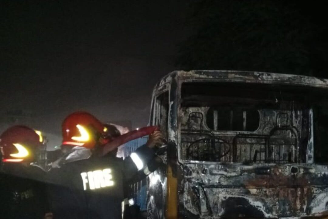 দক্ষিণ কেরানীগঞ্জ থানার সামনে জব্দকৃত ট্রাকে আগুন ও আব্দুল্লাহপুর বাস স্ট্যান্ড ককটেল বিস্ফোরণ