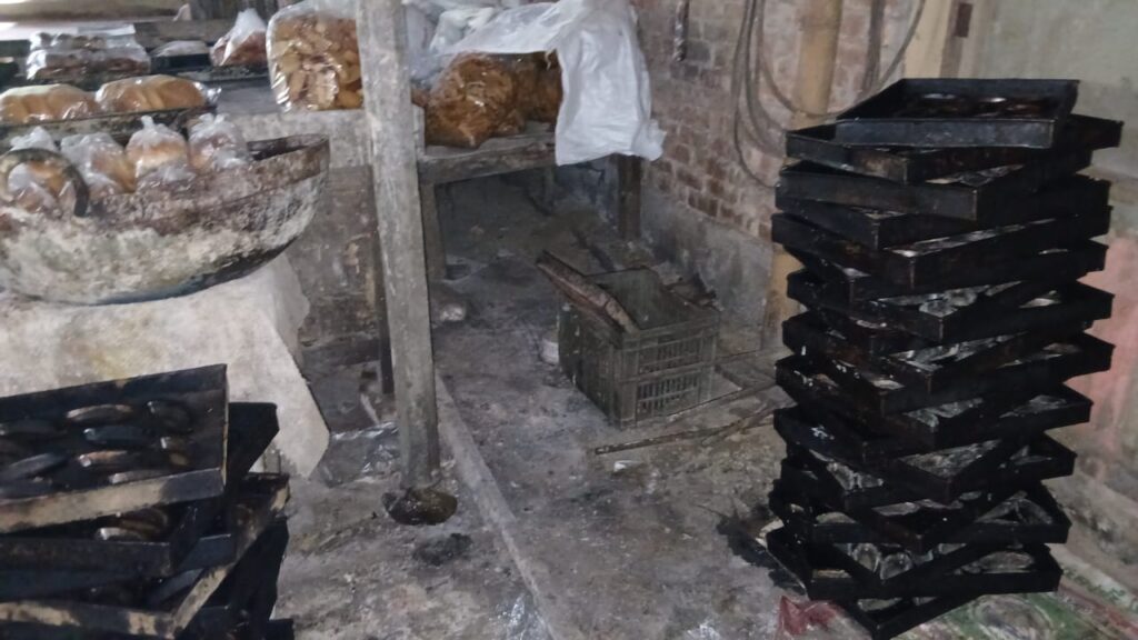 শাহরাস্তির মনিপুর সরকারি প্রাথমিক বিদ্যালয়ে তীব্র শিক্ষক সংকট, ব্যাহত হচ্ছে পাঠদান।