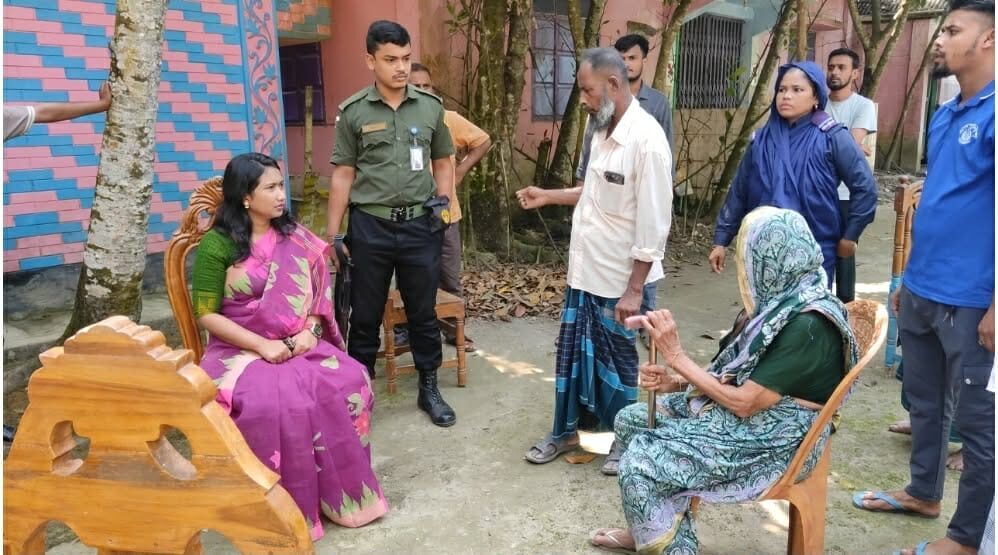 শাহরাস্তিতে ইউএনওর হস্তক্ষেপে নিজ বাড়িতে আশ্রয় পেলেন ৮৫ বছরের সেই বৃদ্ধা মা